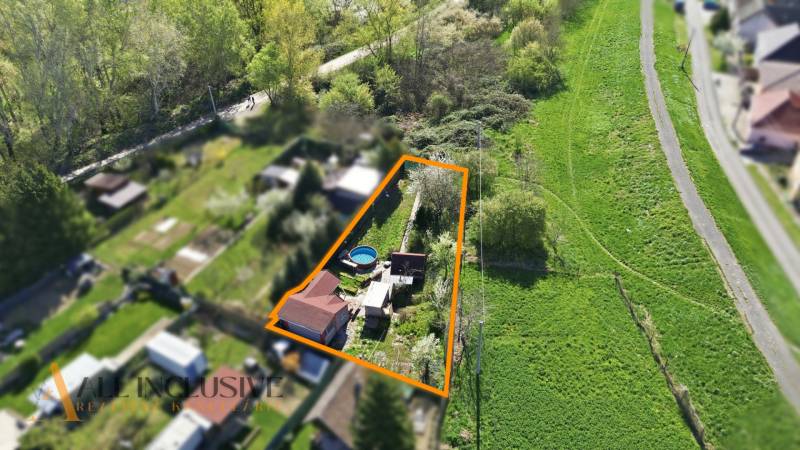 Légi felvétel a királyrévi kertekről medencével és házikóval.