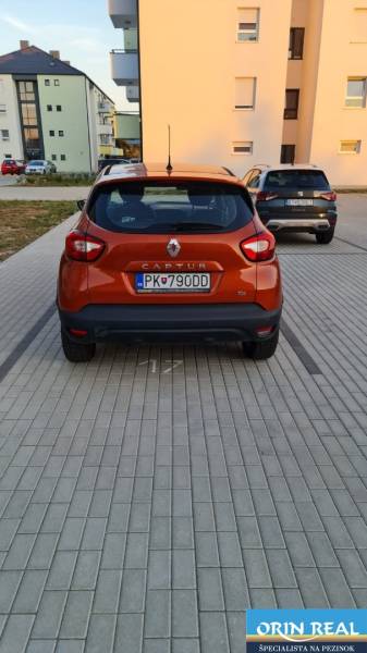 Narancssárga Renault Captur autó parkol a kövezett területen Pozsony - Járfalu, Nyárfa.