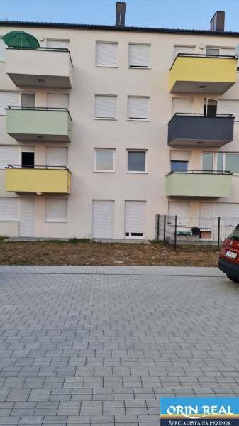 Többlakásos ház a Nyárfa utcában, Pozsony - Járfalu, parkolóval az előtérben.