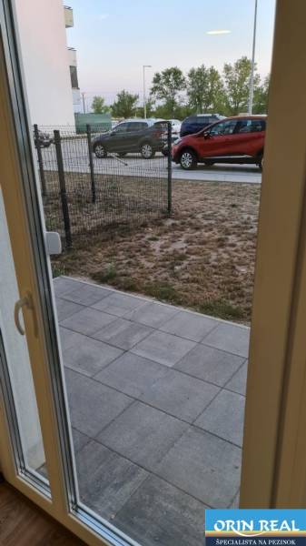 Kilátás egy garzonlakásból a pozsonyi Nyárfa utcára - Jarovce, parkoló autókkal.