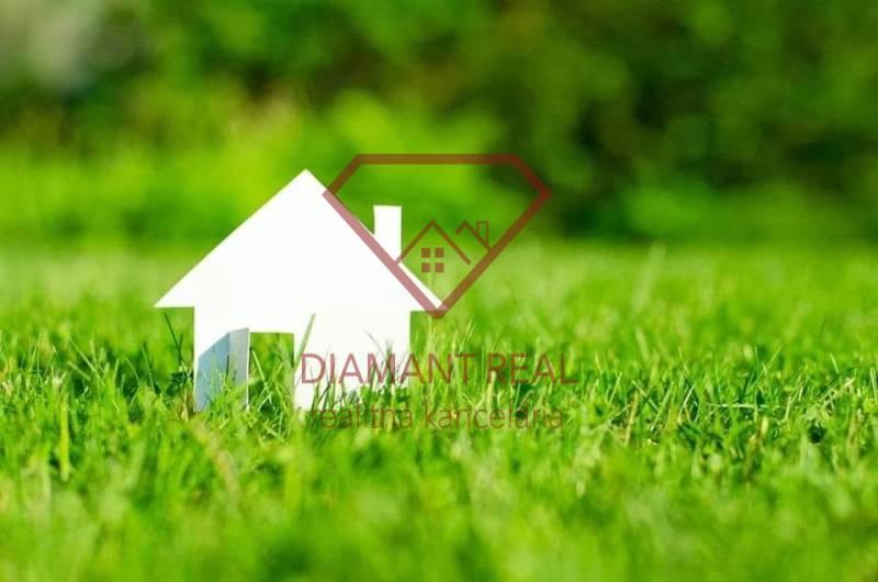 Fehér házmodell zöld fűvön Tešedíkovo-ban, telkek - lakóövezet.