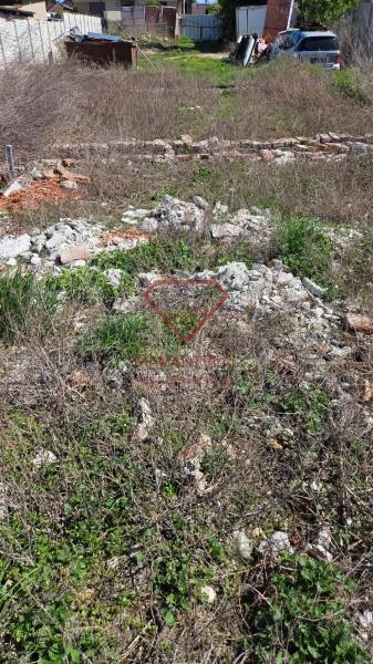 Építési telek Tessedikóban, a Tessedik utcában, gondozatlan növényzettel és építési hulladékkal.