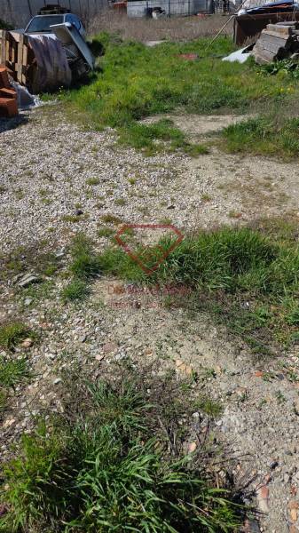 Telkek - lakóövezet a Tešedíkovo utcában, Tešedíkovo, füves felülettel és építési hulladékkal.