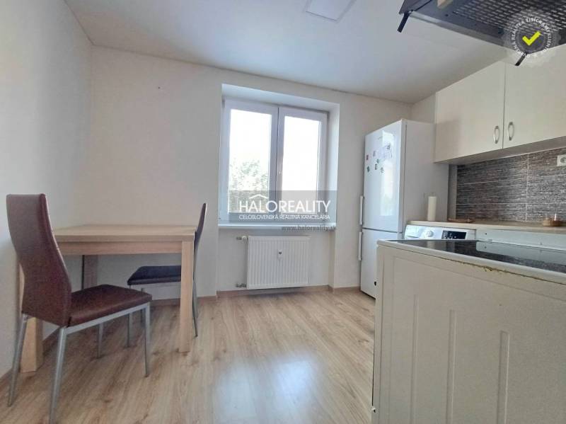 Konyha egy egyszobás lakásban fa dekorációval és padlóval.