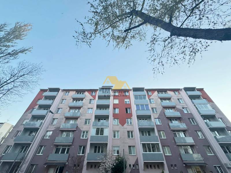 Újvár utcáján található lakóház alkalmas 2 szobás lakás számára.