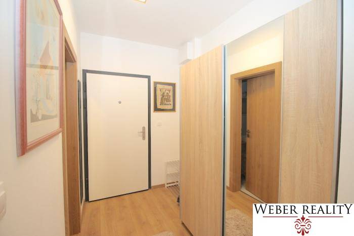 Előszoba belső tér fa dekor padlóval egy egyszobás lakásban.