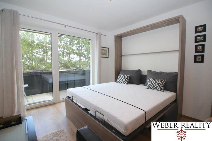 1 szobás lakás erkéllyel és ággyal az okosfalban.