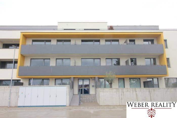 Lakóház a Rovinka-i Broskyňová utcában, sárga elemekkel a homlokzaton.