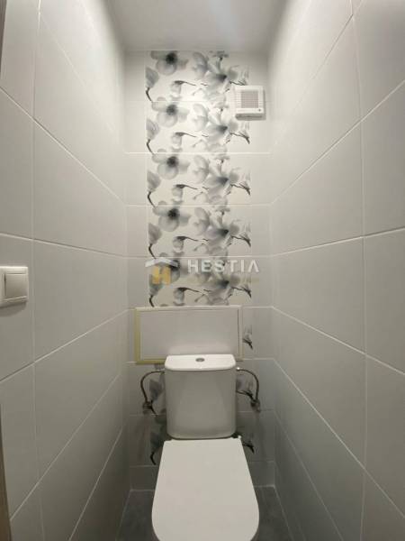 WC mintás csempével egy kétszobás lakásban.