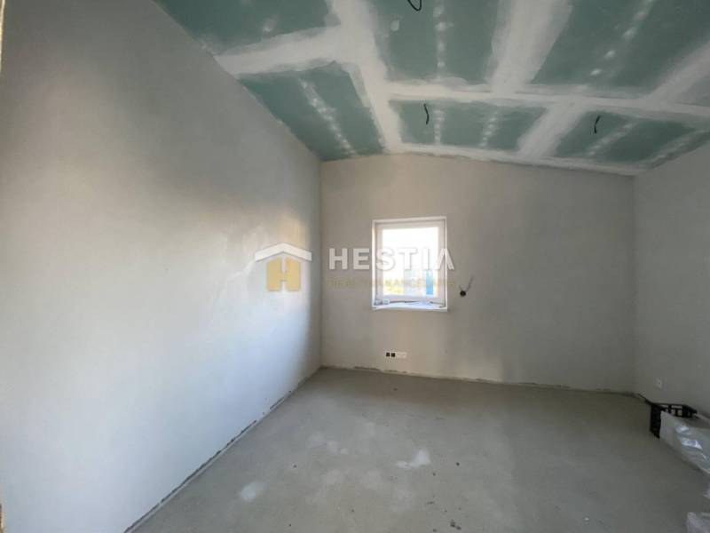 Családi ház belső tere fehér falakkal és gipszkarton álmennyezettel.