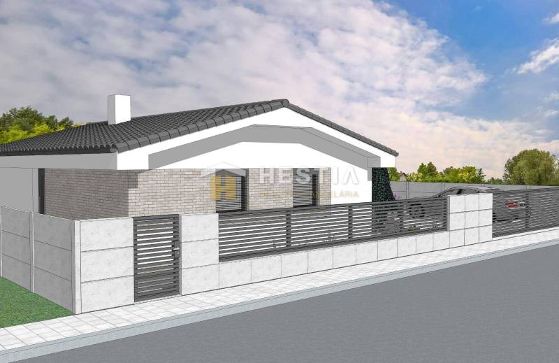 Családi ház Székelyen modern téglafalú homlokzattal és szürke panelekből álló kerítéssel.