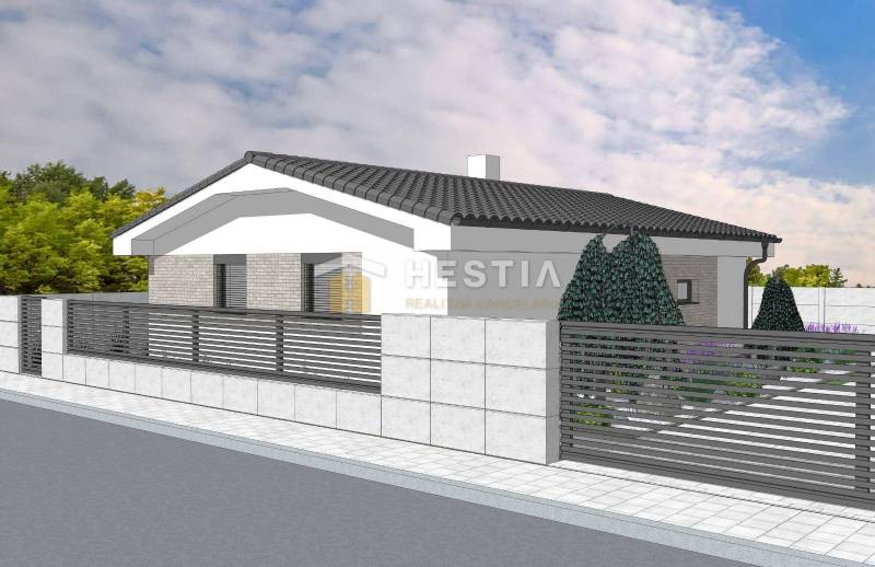 Családi ház ferde tetővel, elegáns kerítéssel, zölddel körülvéve és járdával.