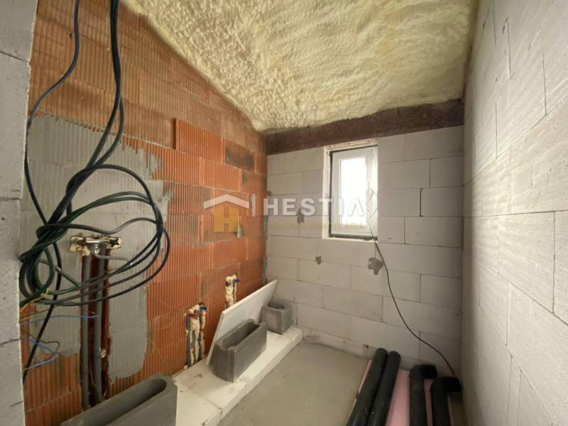 Családi ház épülő fürdőszobájának belső tere, előkészítéssel a telepítésekhez.