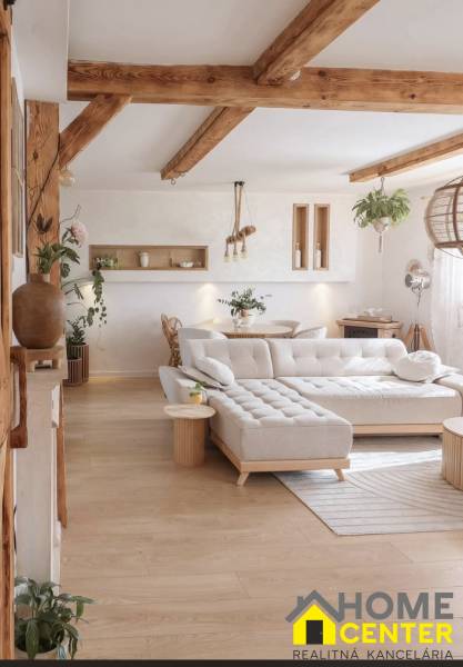 Nappali egy családi házban nagy kanapéval és fa dekorációjú padlóval.