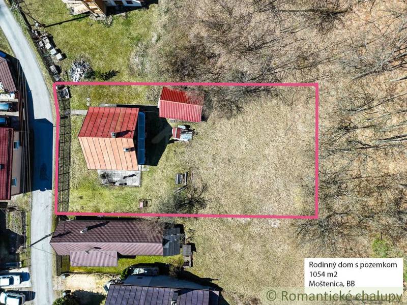 Házikó Moštenicában piros tetővel, 1054 m² nagyságú telekkel körülvéve.