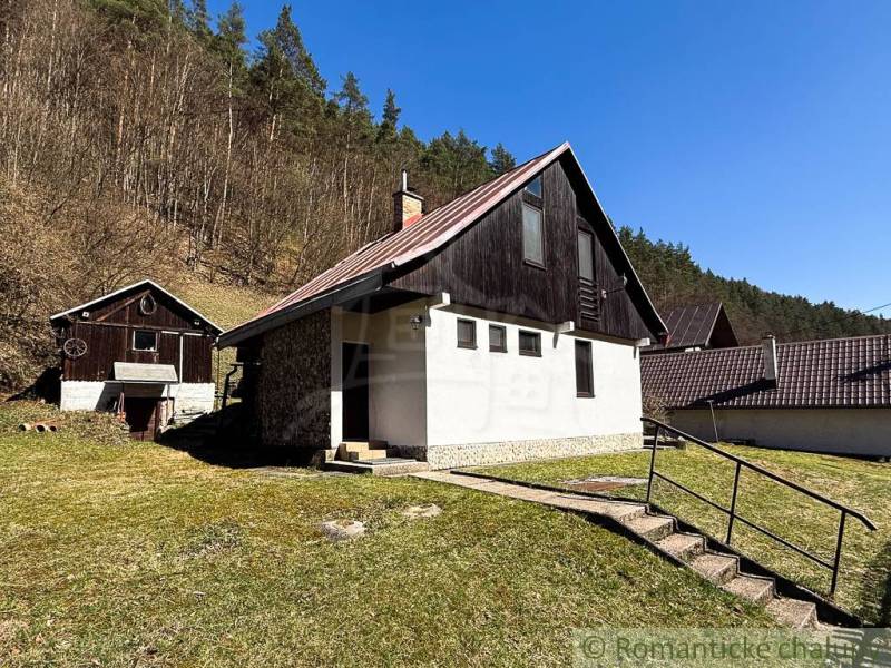 Házikó Moštenicában, természet és erdő ölelésében, tiszta égbolttal és füves területtel.