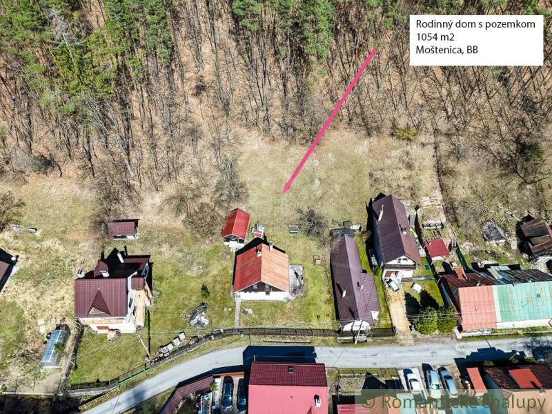 Légi felvétel egy erdei házról és telkéről Moštenicában.