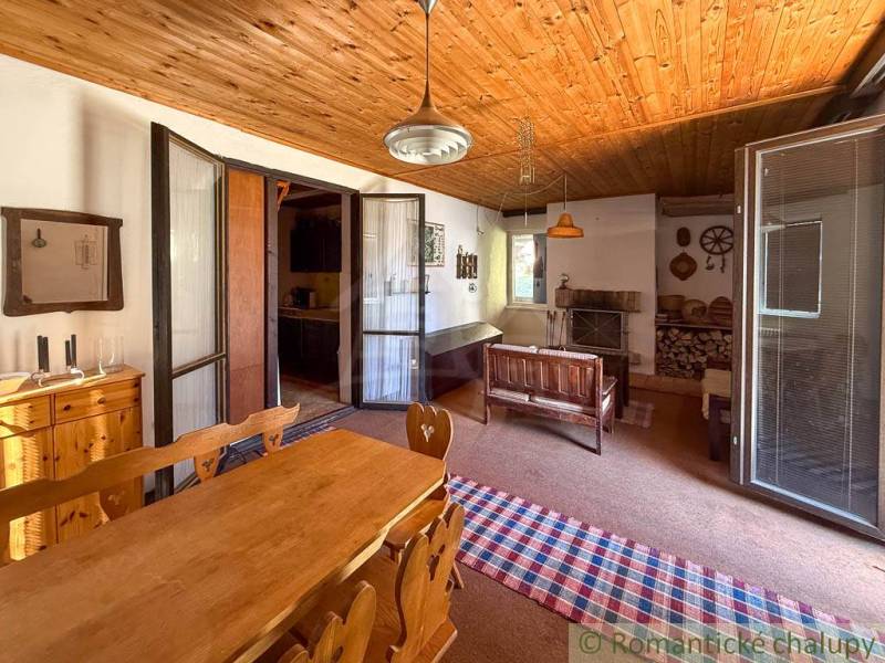 Konyha faházzal, fából készült mennyezettel és rusztikus bútorokkal.