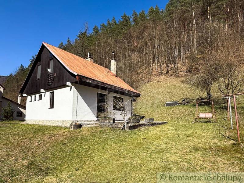 Erdő melletti házikó Moštenicán, zölddel körülvéve, hintával a kertben.