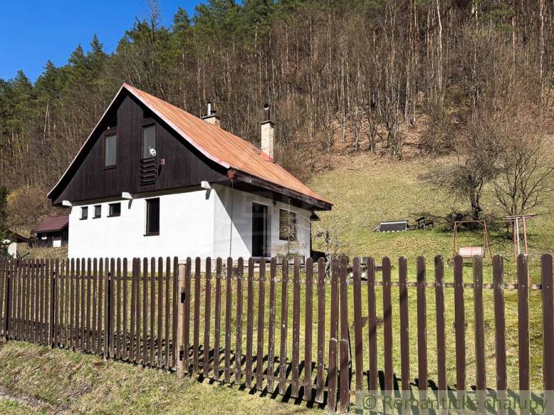 Ház Moštenicában, kerítéssel és erdővel körülvéve, a természetben elhelyezve.