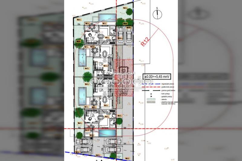 Családi ház alaprajza Nínben parkolóhelyekkel és medencével a telken.