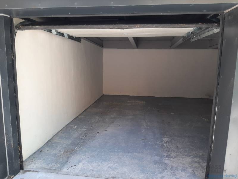 Üres garázs a Pozsony-Óvárosban, a Gajova utcában, betonpadlóval.