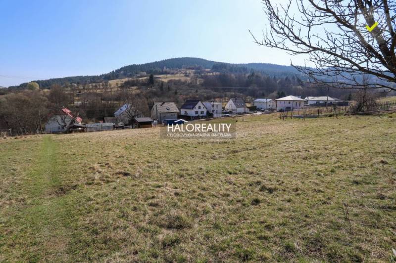 Telkek - lakóövezet Papradnóban, kilátással a hegyekre és a környező természetre.