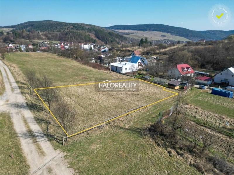 Telkek - lakóhely Papradnóban, tájjal körülvéve, látható családi házak és út.
