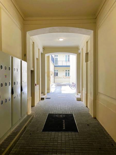 Folytatás kockás csempével, bicikli a háttérben, 2 szobás lakás a Konventná utcában.