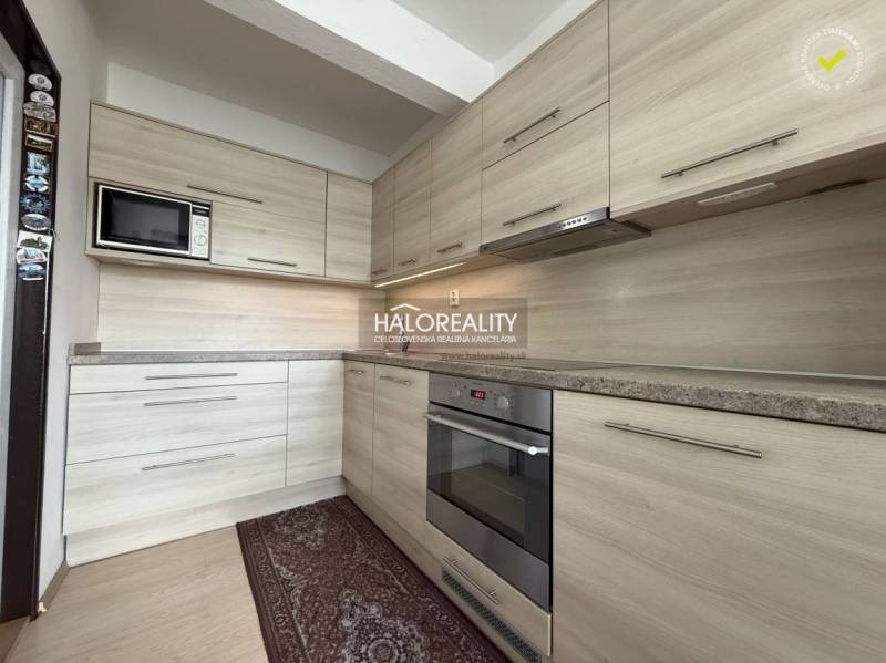 Konyha családi házban fa dekoros konyhapulttal és padlóval.