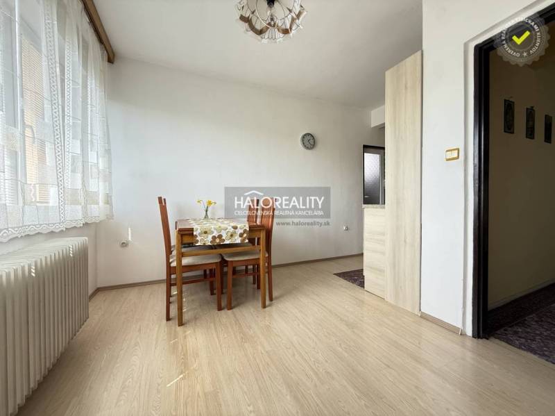 Ebédlő fa dekor padlóval, asztallal és székekkel egy családi házban.