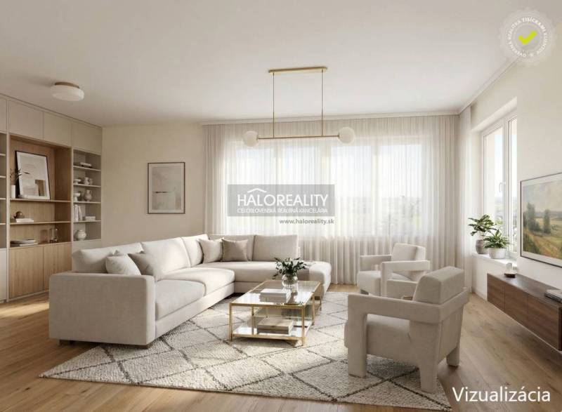 Nappali egy családi házban kényelmes kanapéval, szőnyeggel és fa mintázatú padlóval.