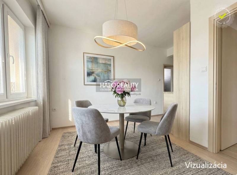 Étkező sarok családi házban kerek asztallal és elegáns lámpatesttel.