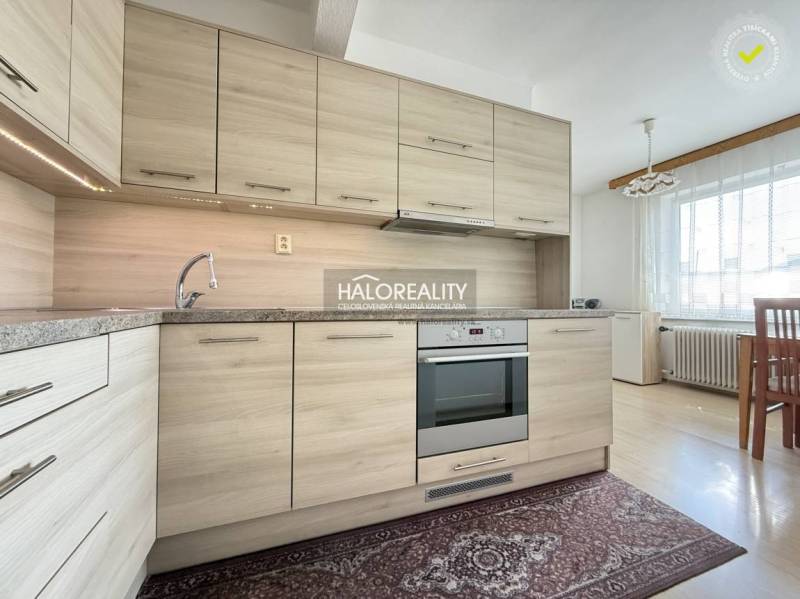 Konyha családi házban fa dekoros padlóval és modern konyhabútorral.