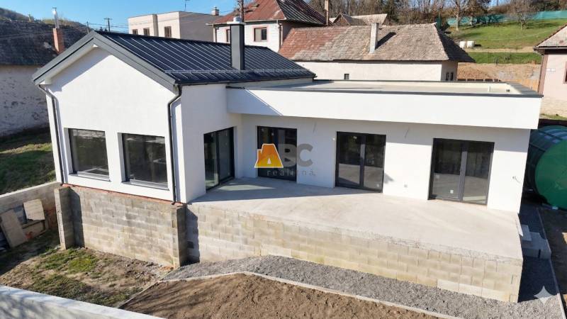Családi ház Lukavica községben, Lukavická utcában, modern homlokzattal és terasszal.