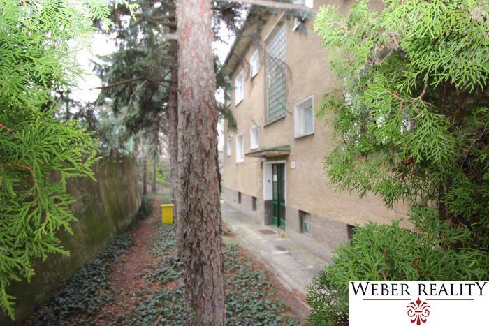 A Lichardova utcai lakóház külseje Pozsony-Óvárosban, zöldövezettel körülvéve.