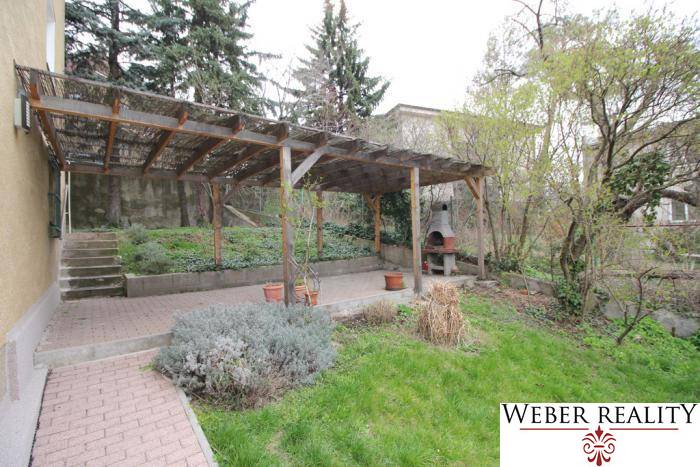 Kert fedett terasszal és kandallóval a Lichardova utcán, Pozsony - Óváros.