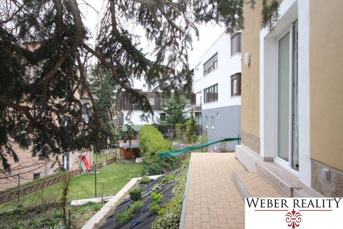 1 szobás lakás kerthelyisége a Lichardova utcában, Pozsony óvárosában, terasszal és növényekkel.