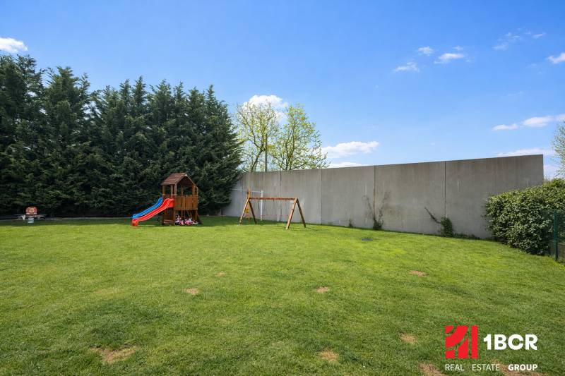 Játszótér a háromszobás lakás kertjében a Na piesku utcában, Pozsony - Ružinov.