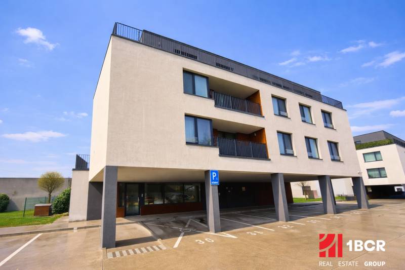 Az épület külső része parkolóval a Na piesku utcában, Pozsony - Ružinov.