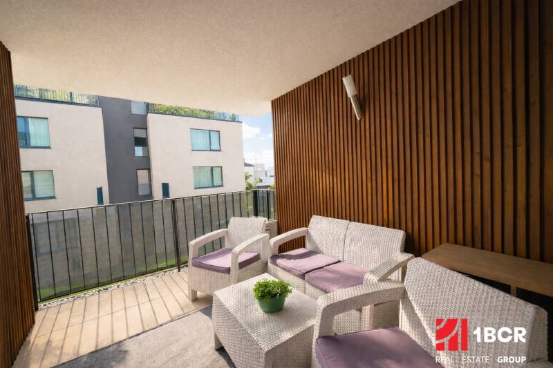 Erkély egy 3 szobás lakásban a Na piesku utcában, Pozsony - Ružinov, modern ülőgarnitúrával.