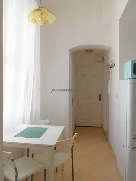 Predaj. 2i byt, Mariánska , Staré mesto, Bratislava, jedálenský kút a chodba.JPG