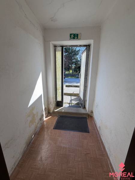 Folyosó régebbi falakkal és fa dekorációjú padlóval egy családi házban.