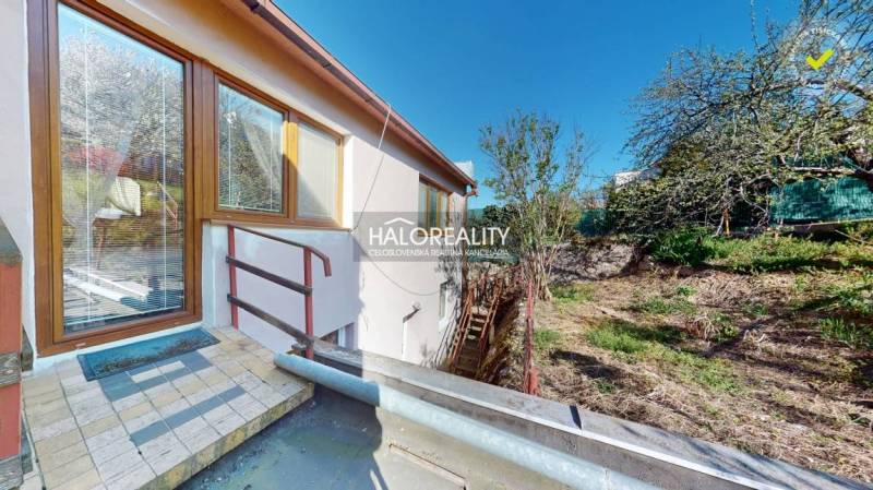 Családi ház Rimaszombatban terasszal és bekerített kerttel, lakhatásra alkalmas.