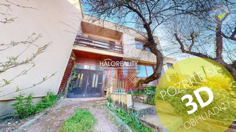 Családi ház külső része Rimaszombatban, előkerttel és bejárattal az épületbe.