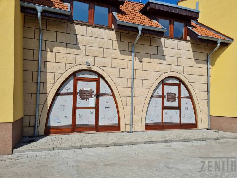 Kereskedelmi helyiségek a Dunaszerdahelyi Kukučín utcában stílusos kirakatokkal.