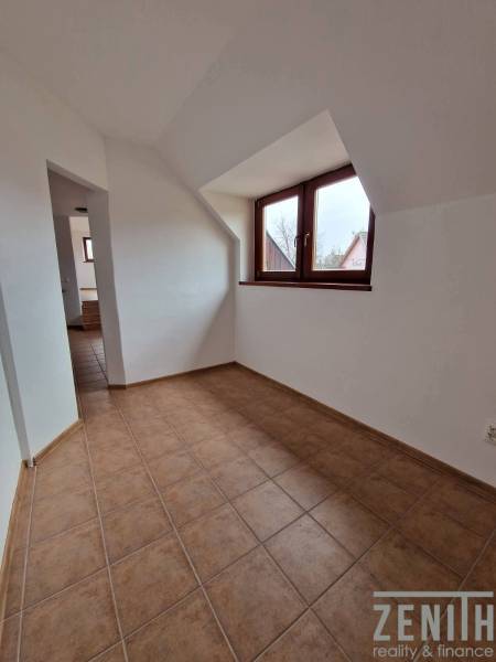 Kereskedelmi helyiségek belső tere kerámia padlóval és ferde mennyezettel.