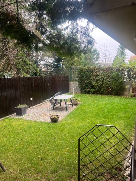 Családi ház kertje a pozsonyi Mozart utcában - Óváros, gyep és terasz.