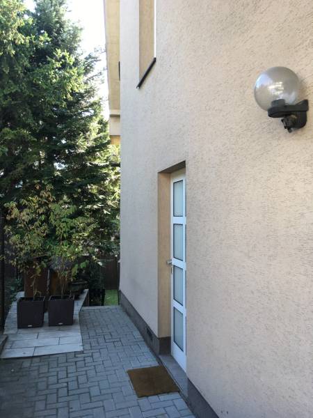 Családi ház a Pozsony-Óváros Mozart utcájában, burkolt járdával és zöldterülettel.