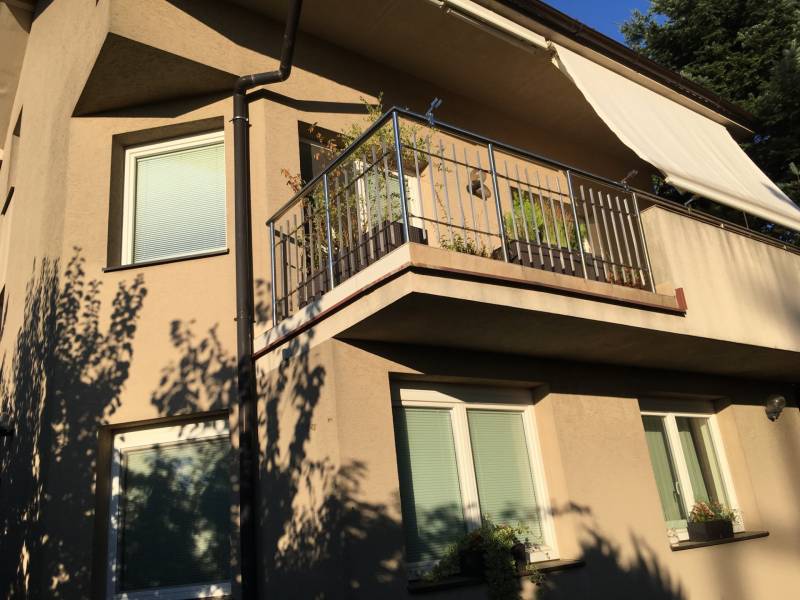 Kilátás a pozsonyi Mozart utcai családi házra - Óváros napos teraszával.